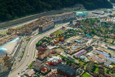 Binalar, taşıma ve ağaçları ile rahat kenti gözlemleyerek 