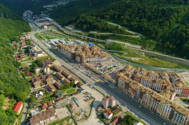 Binalar, taşıma ve ağaçları ile rahat kenti gözlemleyerek 