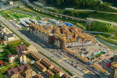 Binalar, taşıma ve ağaçları ile rahat kenti gözlemleyerek 