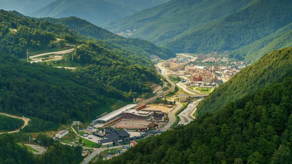 Binalar, taşıma ve dağlar arasında ağaçları ile rahat kenti gözlemleyerek