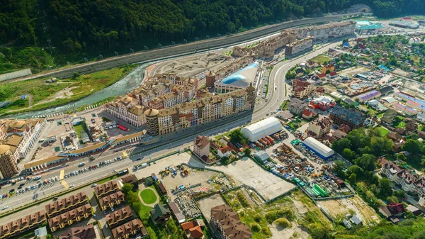 Binalar, taşıma ve ağaçları ile rahat kenti gözlemleyerek 