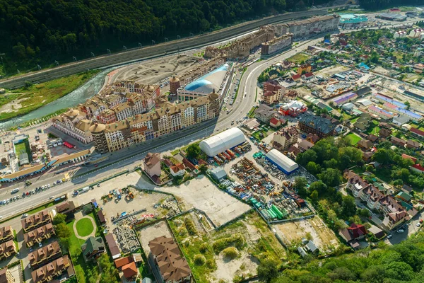 Binalar, taşıma ve ağaçları ile rahat kenti gözlemleyerek 