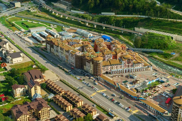 Binalar, taşıma ve ağaçları ile rahat kenti gözlemleyerek 