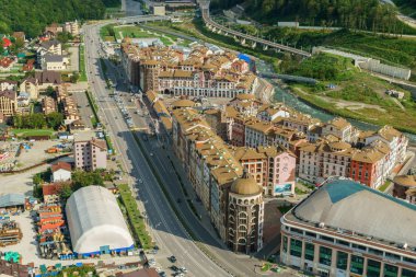 Binalar, taşıma ve ağaçları ile rahat kenti gözlemleyerek 