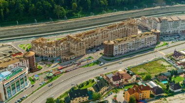 Binalar, taşıma ve ağaçları ile rahat şehrin havadan görünümü 