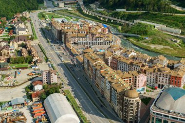 Binalar, taşıma ve ağaçları ile rahat şehrin havadan görünümü 