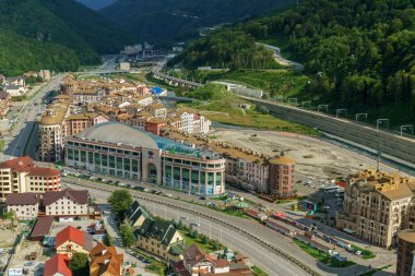 Binalar, taşıma ve ağaçları ile rahat şehrin havadan görünümü 