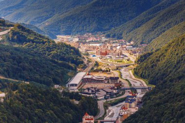 Dağlar arasında şehrin havadan görünümü