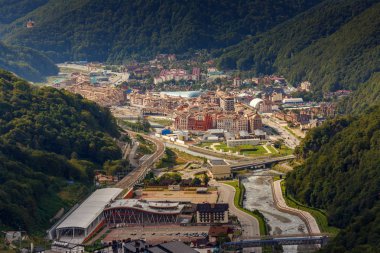 Dağlar arasında şehrin havadan görünümü
