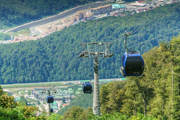 Blick Auf Bergstation Mit Bergbahnen Die Sich Hoch Den Bergen — Stockfoto
