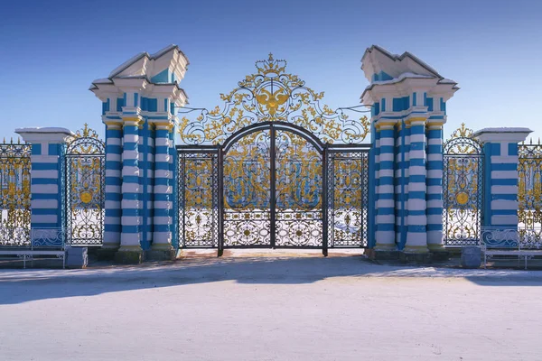 金色的大门在凯瑟琳宫殿 Tsarskoye Selo 圣彼得堡 俄罗斯 — 图库照片
