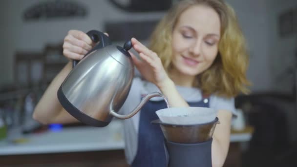 Weergave Van Vrouwelijke Barista Gieten Van Kokend Water Uit Theepot — Stockvideo