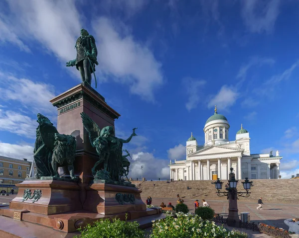 芬兰赫尔辛基 2017年10月04日 关于皇帝亚历山大 纪念碑和赫尔辛基大教堂的看法在参议院正方形 赫尔辛基 — 图库照片