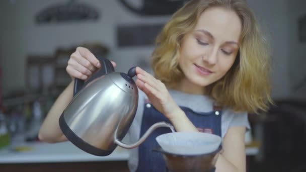 从茶壶往酿造杯中倒入开水的女咖啡师观 — 图库视频影像