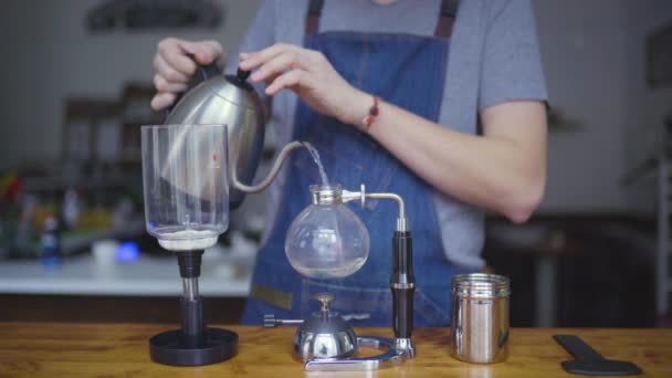 Jovem Preparando Café Com Syphon Vacuum Coffee Maker — Vídeo de Stock