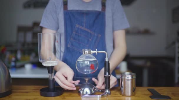 Ung Man Förbereda Kaffe Med Syphon Vakuum Kaffebryggare — Stockvideo