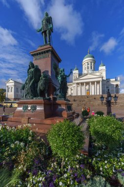 Helsinki, Finlandiya - 04 Ekim 2017: Görünüm İmparator Alexander II Anıtı ve Helsinki Katedrali Senato Meydanı, Helsinki, Finlandiya