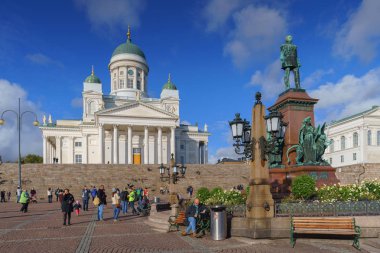 Helsinki, Finlandiya - 04 Ekim 2017: Görünüm İmparator Alexander II Anıtı ve Helsinki Katedrali Senato Meydanı, Helsinki, Finlandiya