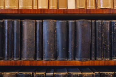 bir kitap rafı, eski kitap görünümü kapatın