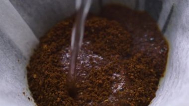 çaydanlık bira Kupası için kaynar su dökülen