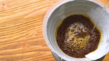 çaydanlık bira Kupası için kaynar su dökülen