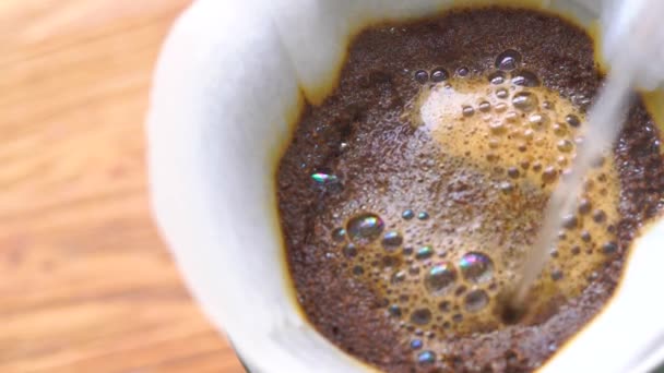 Versando Acqua Bollente Dalla Teiera Alla Tazza Birra — Video Stock