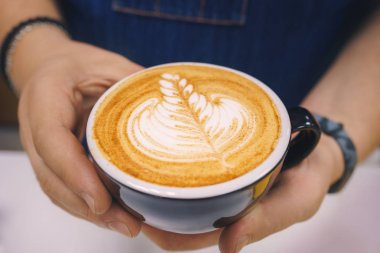 Elinde kahve latte sanat