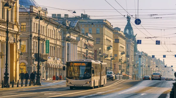Saint-Petersburg, Rusya Federasyonu-Eylül 25 2017, Nevsky Prospect (Nevsky caddesi) Eyl 25, 2017 yılında Saint-Petersburg, Rusya Federasyonu hareketli otobüs
