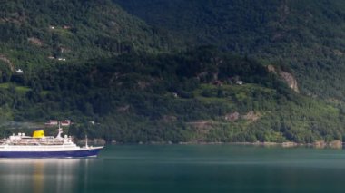 Tarih 10 Temmuz 2013 Sogne fiyort, Norveç'te Lustrafjorden üzerinde Sogne fiyort, Norveç - 10 Temmuz 2013, Cruise gemi yelken