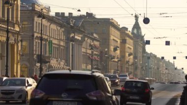 Saint-Petersburg, Rusya Federasyonu-Eylül 25 2017, 4k: Nevsky Prospect (Nevsky caddesi) Eyl 25, 2017 yılında Saint-Petersburg, Rusya Federasyonu taşıma arabaları