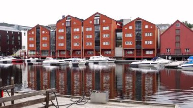 Trondheim, Norveç - 10 Temmuz 2013: Trondheim, Norveç'te şehrin tarihi kesiminde tarihi ahşap binaların dış