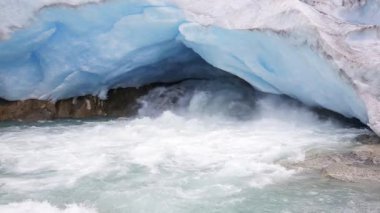 Nigardsbreen Buzulu, Norveç şelale