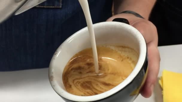 Close Shot Van Gestoomde Melk Koffie Cappuccino Maken Gegoten — Stockvideo