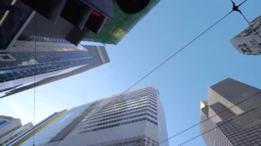 Mavi gökyüzü ile binaların alt görünümü