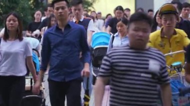 Shenzhen, Çin - 20 Haziran 2017: yaya trafiği Çin sokak, Shenzhen, Çin