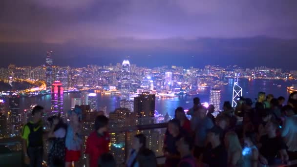 Туристы Делают Селфи Вечерним Городским Пейзажем — стоковое видео