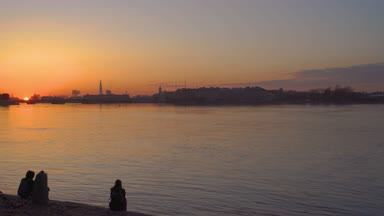 Saint-Petersburg, Rusya Federasyonu-Nisan 19 2018:4 k, Dvortsovaya dolgu, Vasilievsky Adası tükürmek bir görünümünü üzerinde oturan iki kişi, Neva nehir, Saint-Petersburg, Rusya Federasyonu