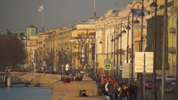 Saint Petersburg Oroszország Április 2018 Ban Gyalogosok Autók Mozgó Keresztül — Stock videók