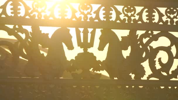 Περιπατητούς Τουρίστες Στη Γέφυρα Λαμπερό Ηλιακό Φως — Αρχείο Βίντεο