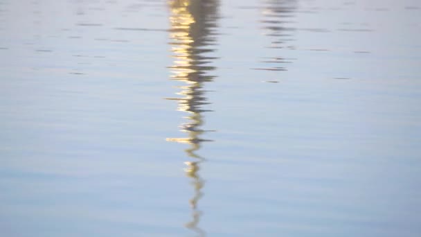 Vista Ravvicinata Dell Acqua Del Fiume Increspata Con Riflesso — Video Stock