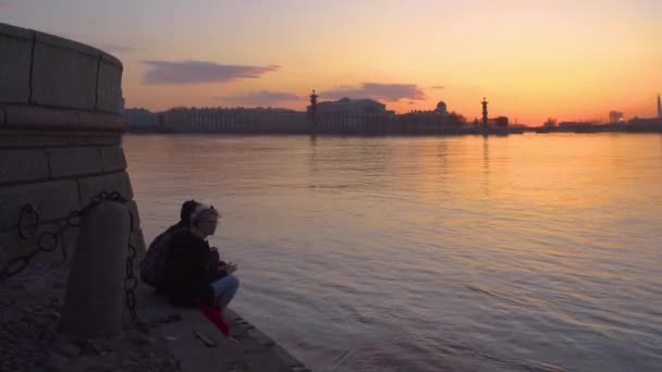 San Pietroburgo Russia Aprile 2018 Due Persone Sedute Dvortsovaya Embankment — Video Stock