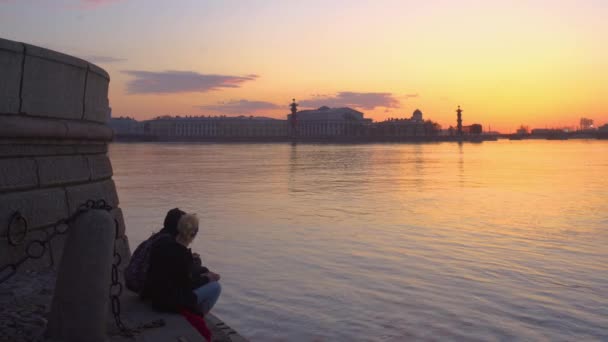 ムルマンスク ロシア 2014 夕日を見ている岸壁の人々 — ストック動画