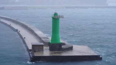 Napoli, İtalya 'da yeşil deniz feneri. 4 km 'de denizde fırtına ve yağmur.