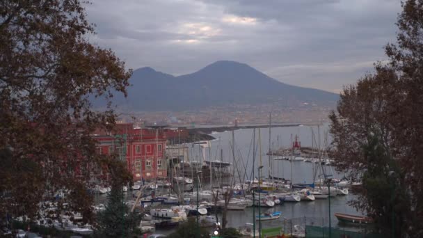 Vista del volcán Monte Vesuvio, y la bahía con barcos en Nápoles, Italia en 4k — Vídeos de Stock