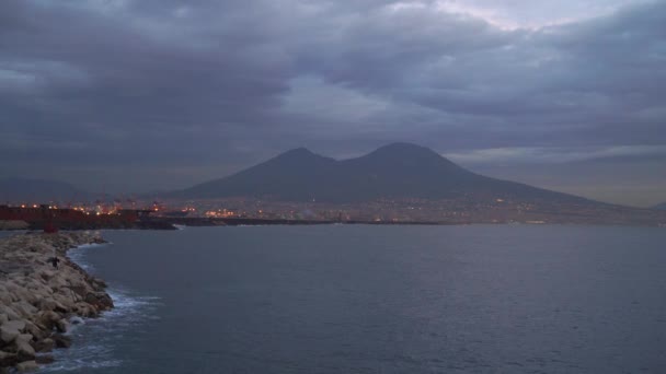 Vista del volcán Vesuvio, y la bahía de Nápoles, Italia en 4k — Vídeos de Stock
