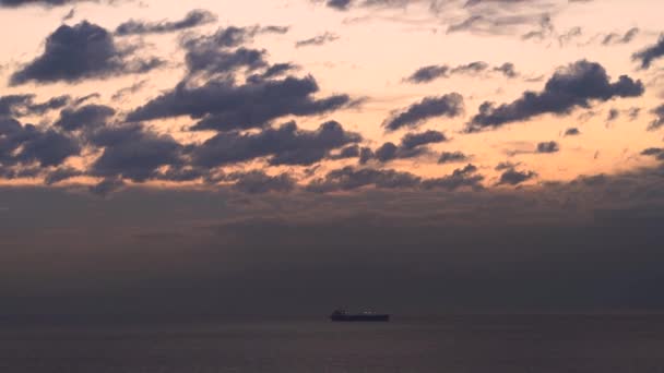 Panorama del mar y el cielo con barco en 4k — Vídeo de stock