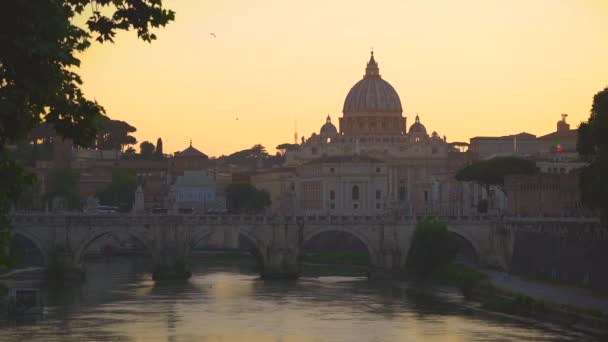 Katedrála sv. Petra, most Svatý Anděl a řeka Tiber za soumraku v Římě, Itálie ve 4k — Stock video