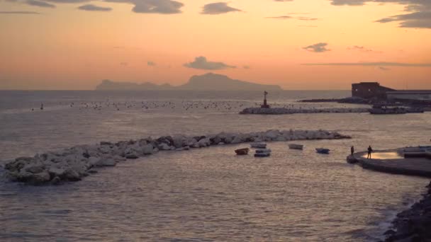 Západ slunce pohled na hory a záliv v Neapoli, Itálie v 4k — Stock video