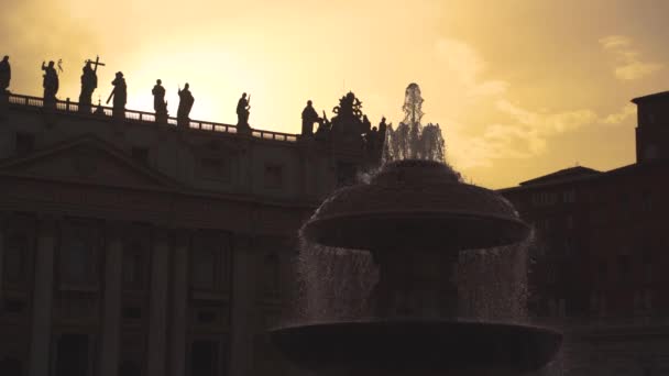 Bernini fontän på Peterstorget, Vatikanen vid solnedgången i 4k — Stockvideo