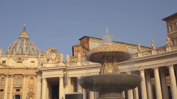 Фонтан Бернини на площади Святого Петра, Ватикан в 4k — стоковое видео
